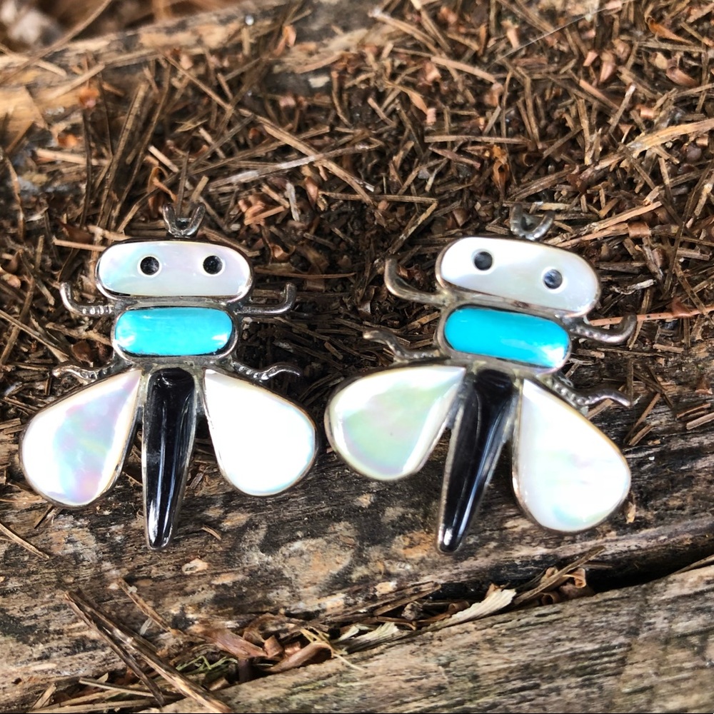 Adorable mop onyx turquoise bee earring